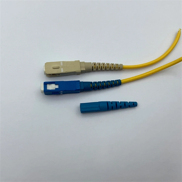 What kind of nails are used to fix the fiber distribution box 